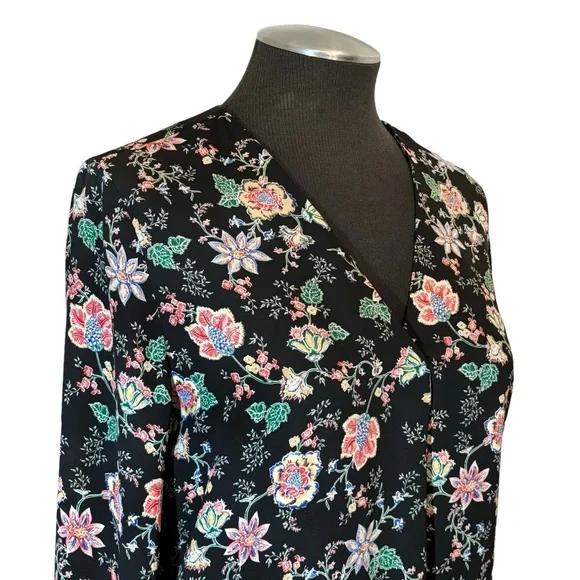 Banana Republic - Drapey Floral Long Sleeve V-Neck Blouse – Small - Picture 4 of 11